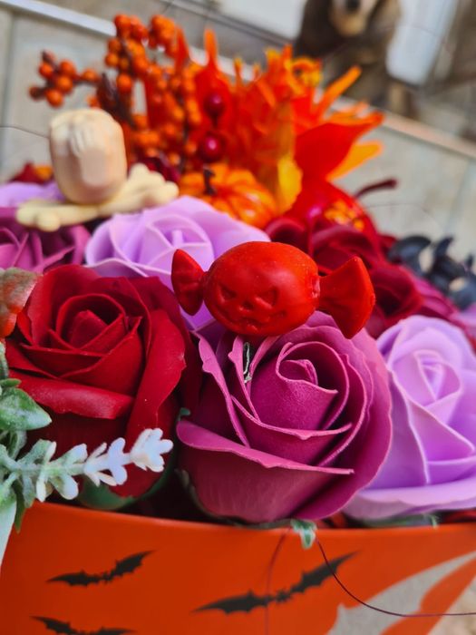 Ornament cutie cos cu flori de sapun trandafiri