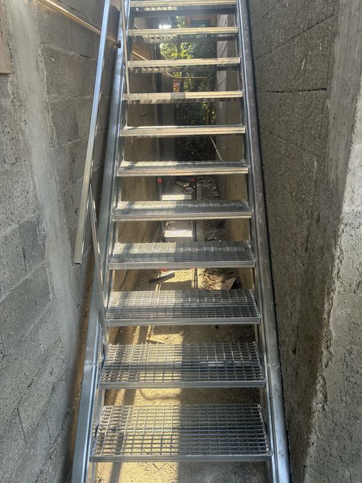 Scară metalică galvanizată, rezistentă, ideală pentru orice tip de acces. Oferim livrare la nivel național. Pentru detalii suplimentare, vă rugăm să