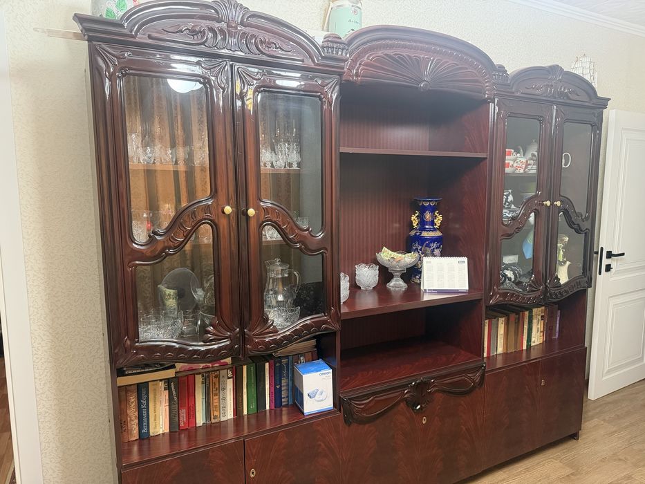 Продам стенку (сервант) в классическом стиле