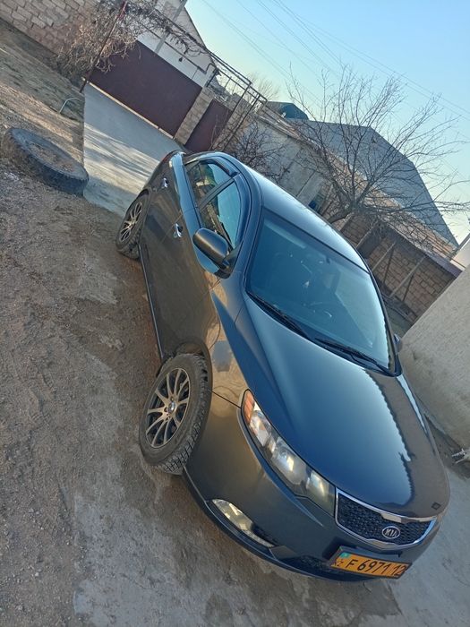 Машина Киа серато