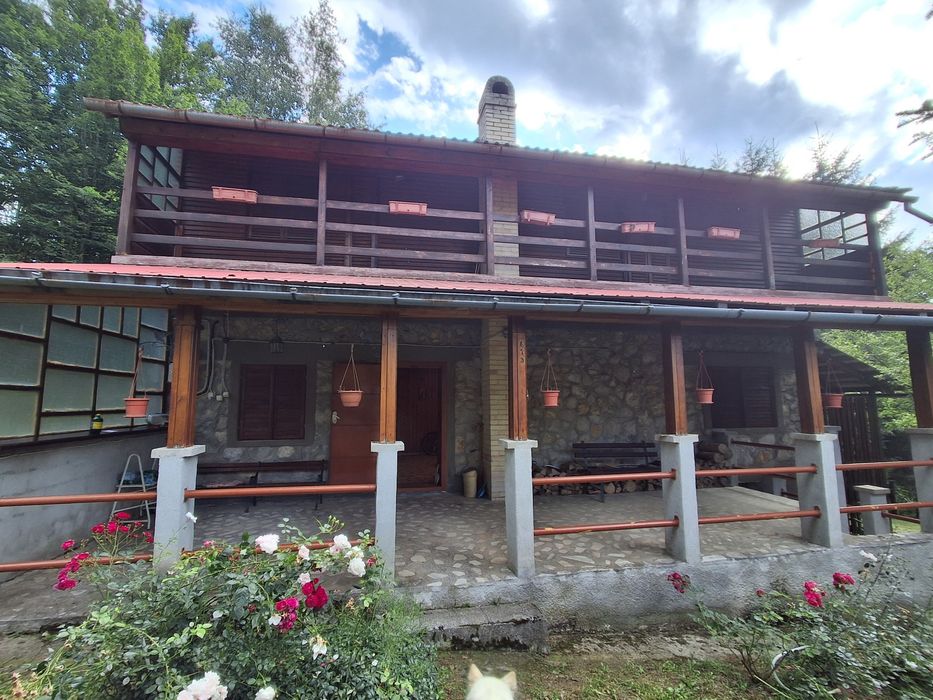 Vand casa de vacanta P+1 Valiug - Crivaia