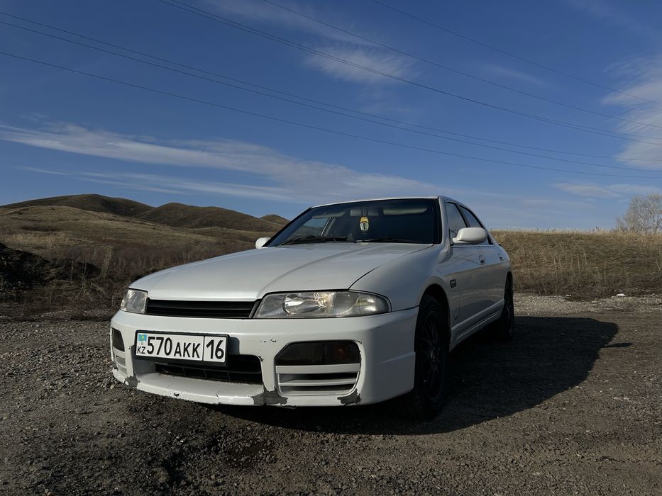 Nissan Skyline R33 седан