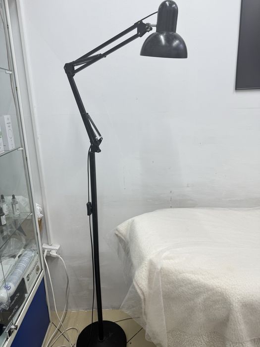 Продается кушетка,витрины