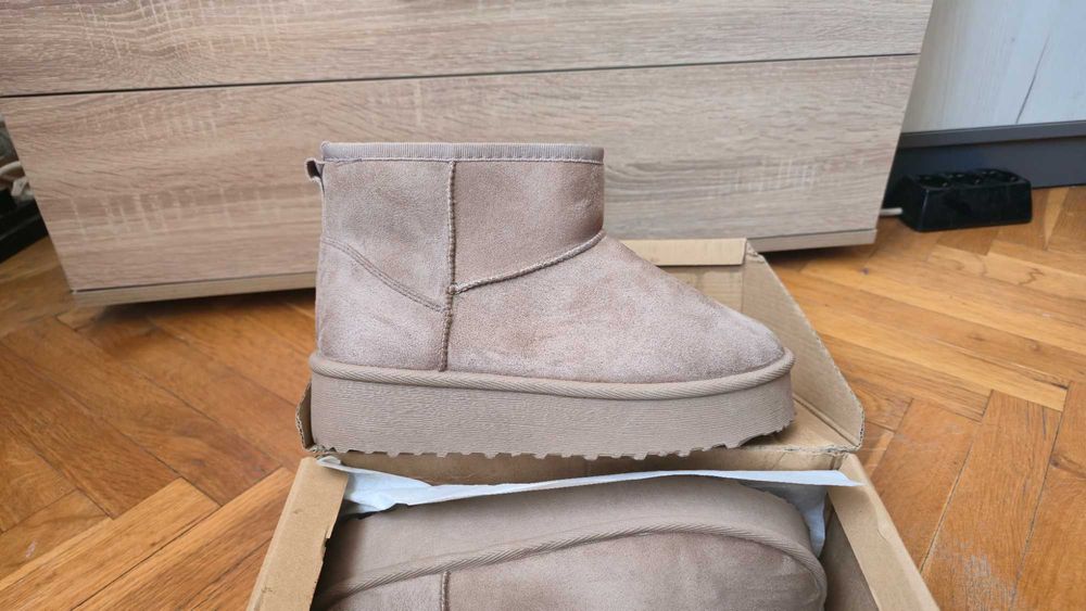 Боти тип UGGS в цвят KHAKI