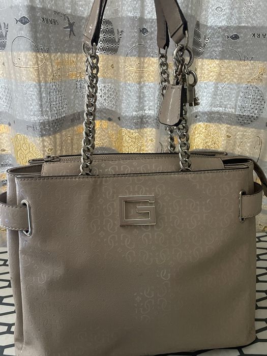 Бежова дамска чанта Guess