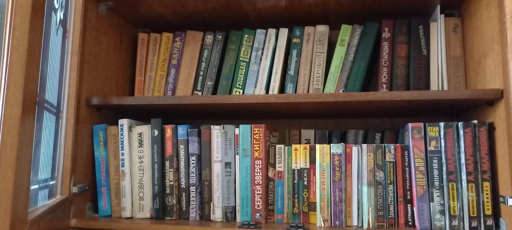 Книги разные много