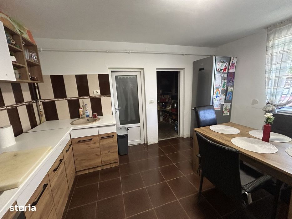 Vand casa din caramida, st.494 mp, sc.131 mp, cu 4 cam.2 bai, moderna