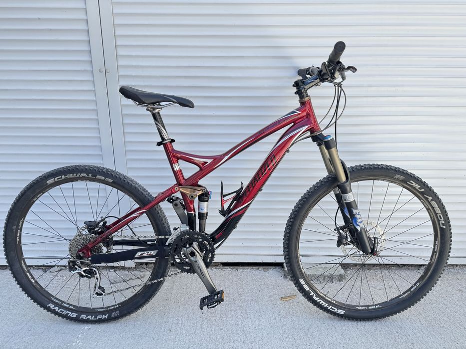 Bicicleta Specialized Stumpjumper FSR M5, full suspension, furcă și amortizor Fox, roți DT Swiss 26”, transmisie Shimano XT.