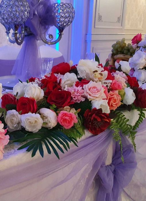 Vand aranjamente florale , flori artificiale  pentru evenimente
