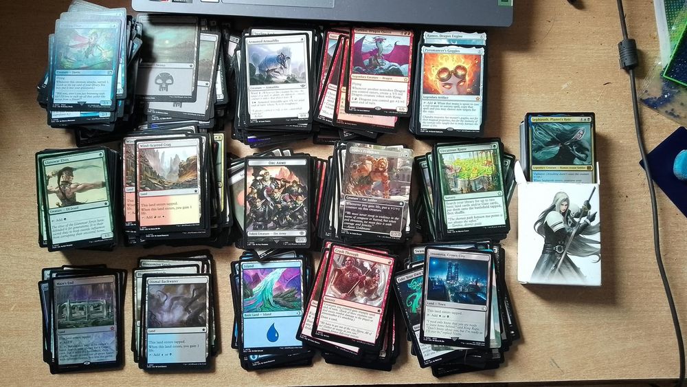 Lot  726 de cărți Magic The Gathering + Deck întreg Sephiroph Final Fantasy VII