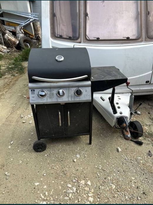 Инструмент за печене барбекю на газ  ползвано веднъж 3 горелки перфектно състояние
