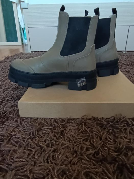 Дамски боти PAVEMENT
Боти от ПАВЕМЕНТ от естествен каучук с ластик о