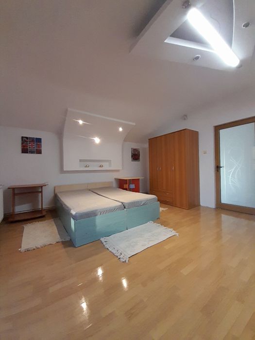 Proprietar Ofer spre închiriere camera în vilă,centru,lângă Palas