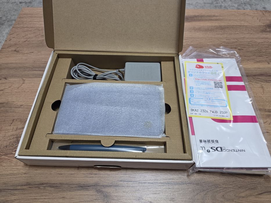 Продам новую Nintendo DSi LL Blue