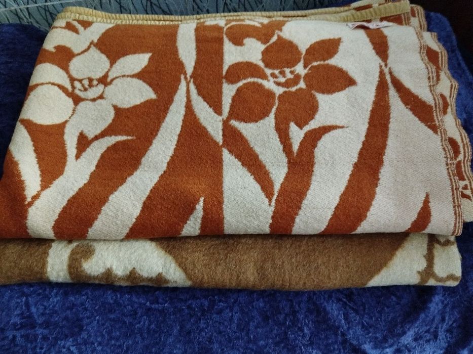 Одеяла шерстяные,подушки