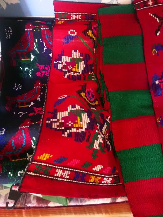 Тъкани черги,килими, черджета и торбички.