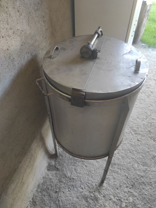 Vând centrifuga apicola