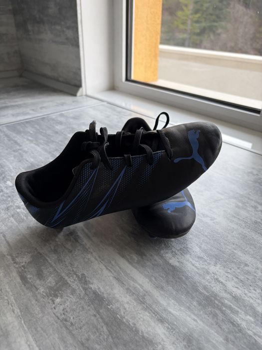 Футболни обувки Nike и Puma.