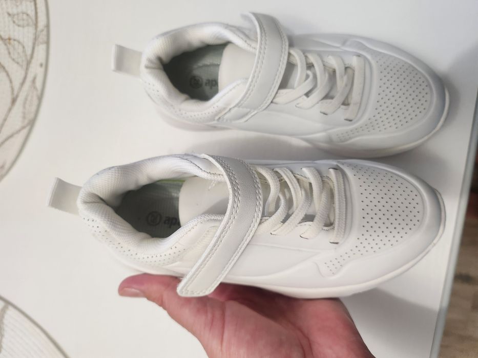Adidas b aiat foarte ușori