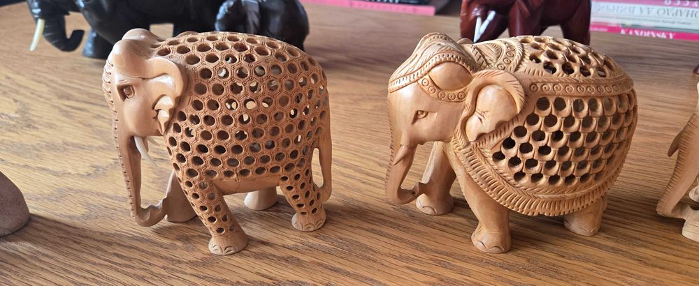 Коллекция деревянных слонов