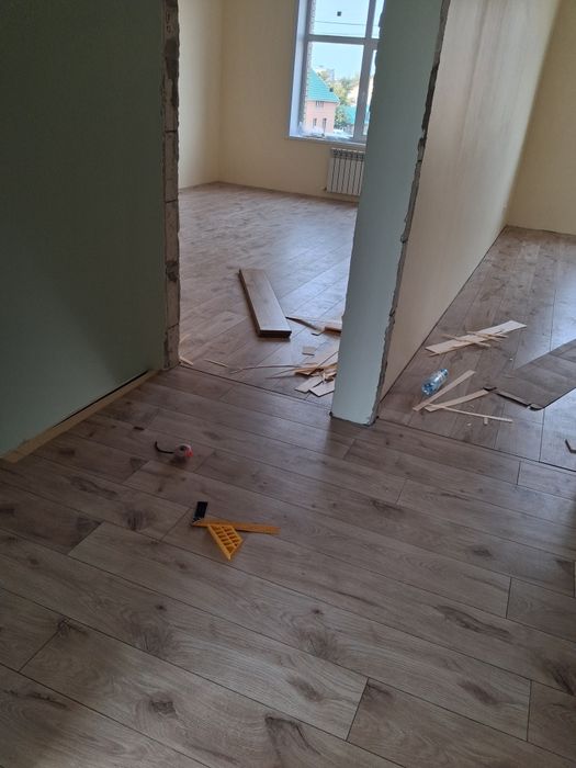 Укладка ламината линолеума. плинтусов.