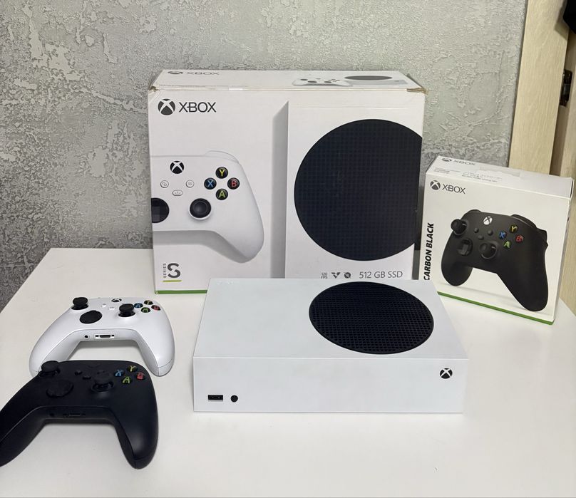 Xbox Series S 512 GB + 2 геймпада