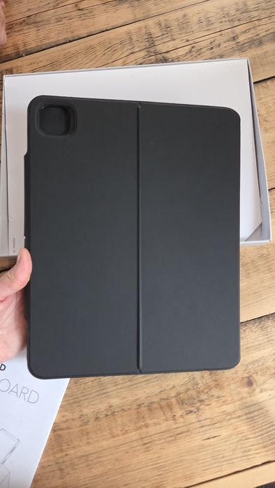 Tastatură cu husă ESR Ascend Keyboard Case pentru iPad – NOUĂ