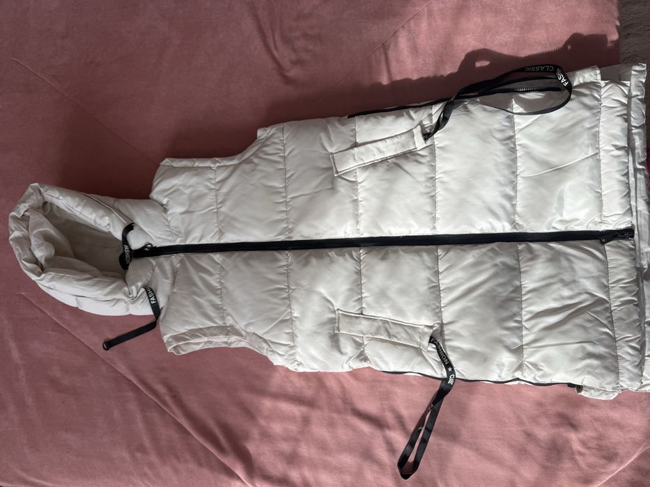 Дамски елек в бежов цвят