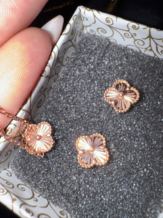 Обеци и колие детелини