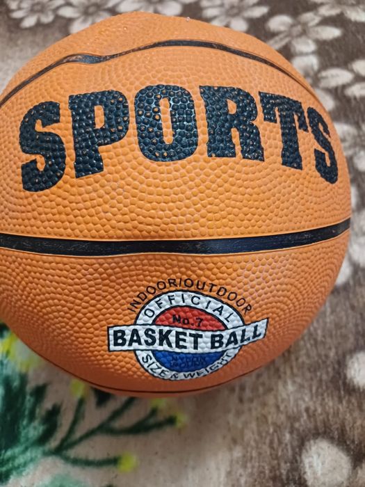 Продам мяч волейбольный с насосом.