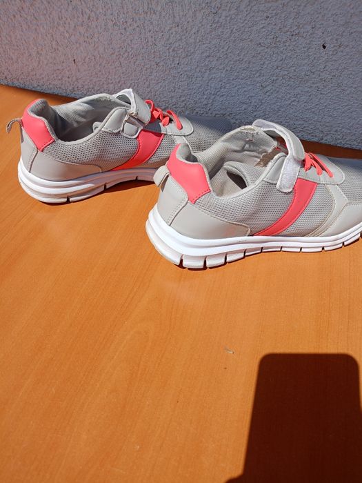 Vând pantofi sport, purtați dat in stare buna, mărimea 38, produs de c