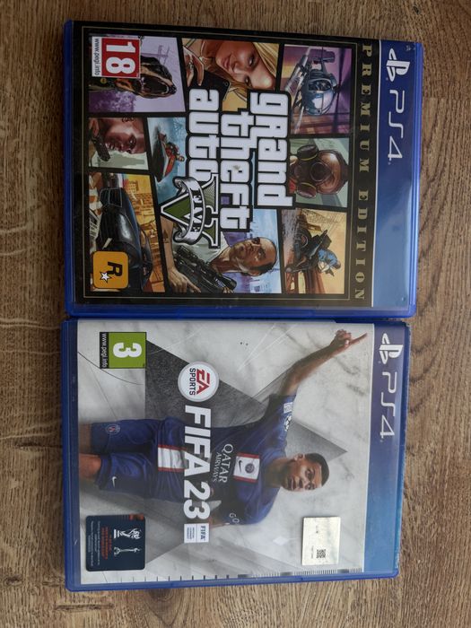 Продавам ps4 slim +2 игри +2 джойстика