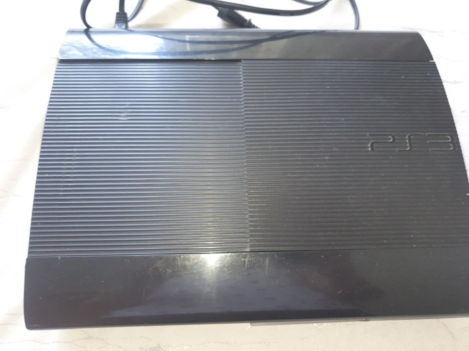 Playstation 3 PS3  в хорошем состоянии. С 3 пултами