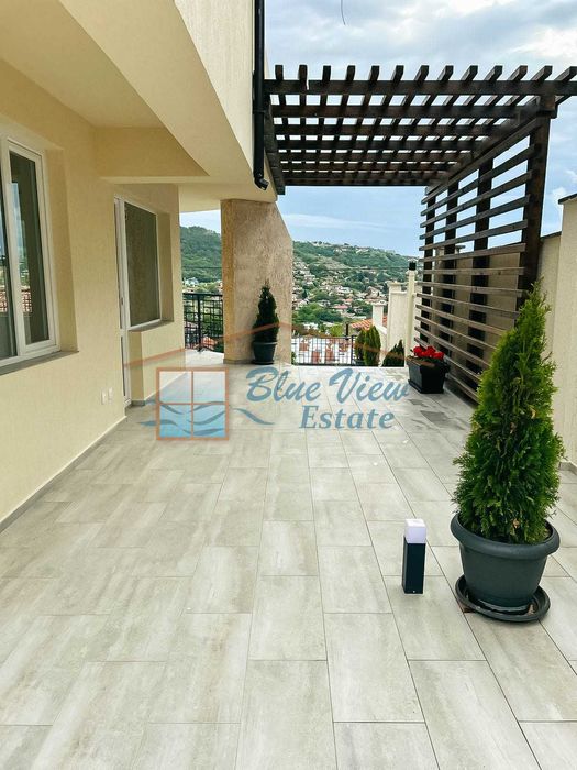 Двуетажна къща с басейн и панорамна морска гледка в гр. Балчик