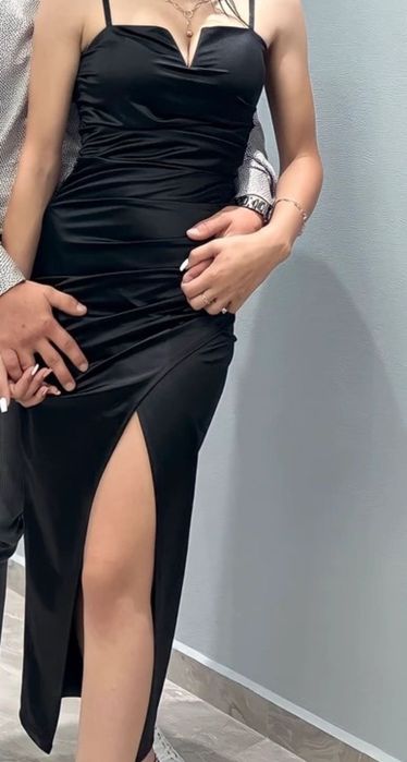 Rochița lungă crepata în față