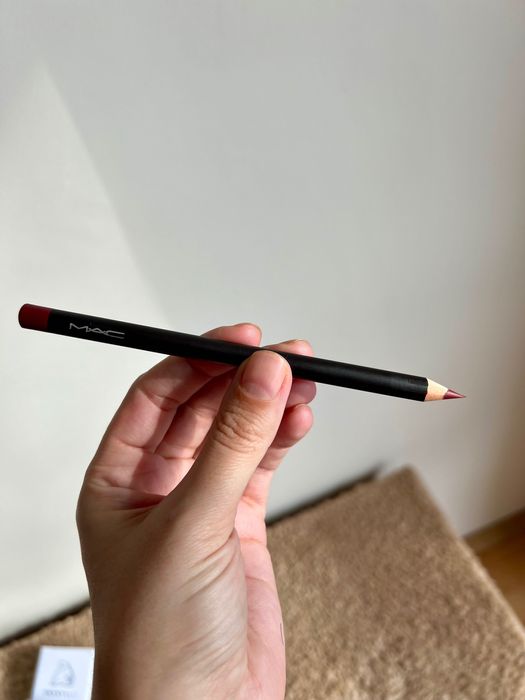 MAC Burgundy Молив за устни Lip Pencil + подарък
