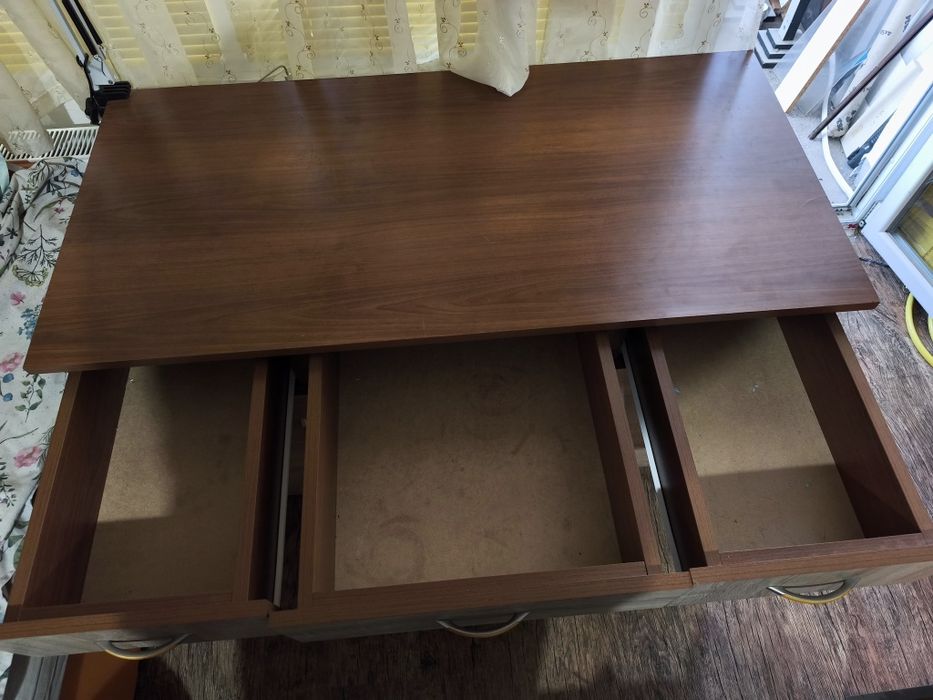 Ученическо бюро с размери 122/60/72.5 см.