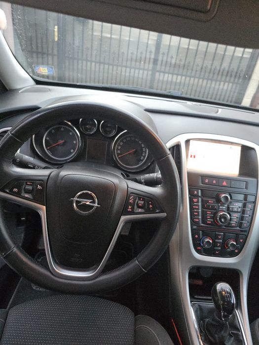 Vând Opel Astra J Sports Tourer