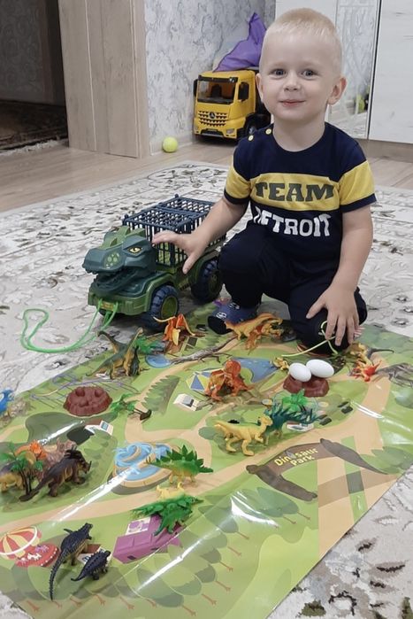 Игровой набор с динозаврами