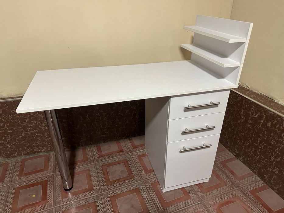 Маникюрный стол новый