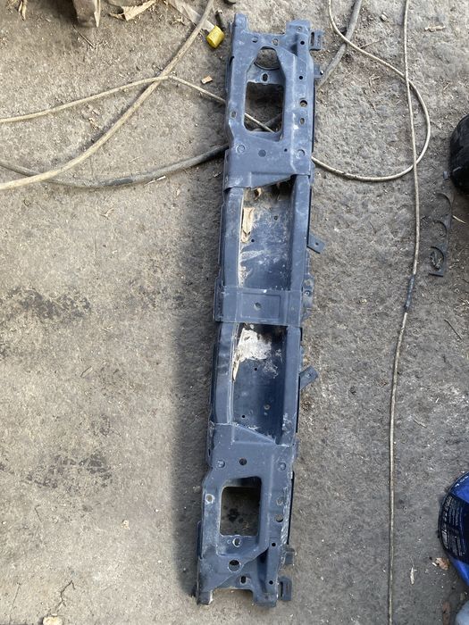 Усилитель переднего бампера на Гольф 3