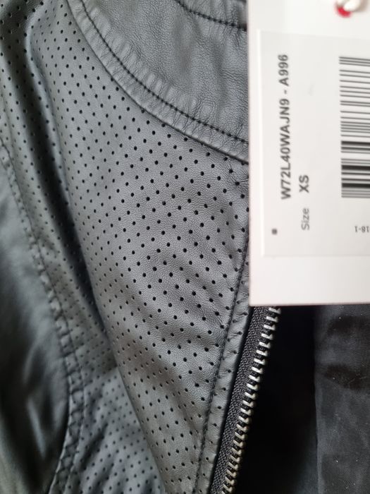 Geaca  GUESS marimea  xs