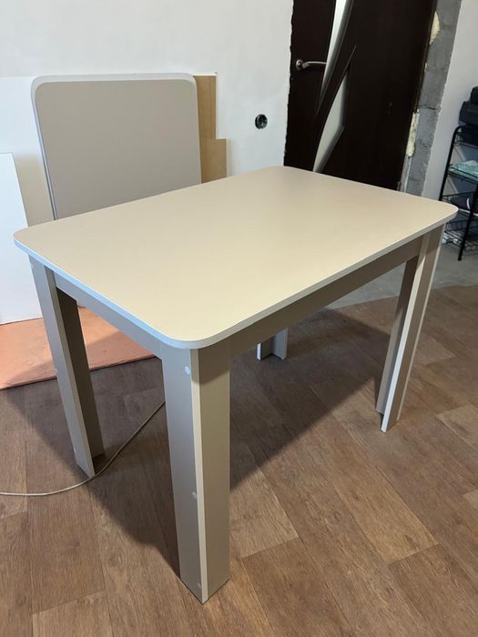 Кухонный стол из лдсп ,новый
