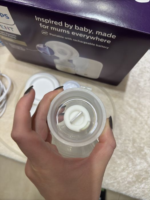 Помпа за кърма Philips Avent + контейнери за кърма