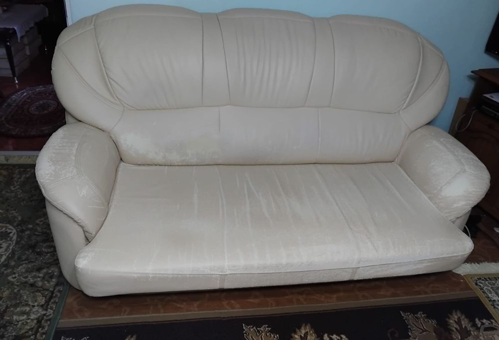 Canapea extensibilă din piele ecologică, în stare bună.