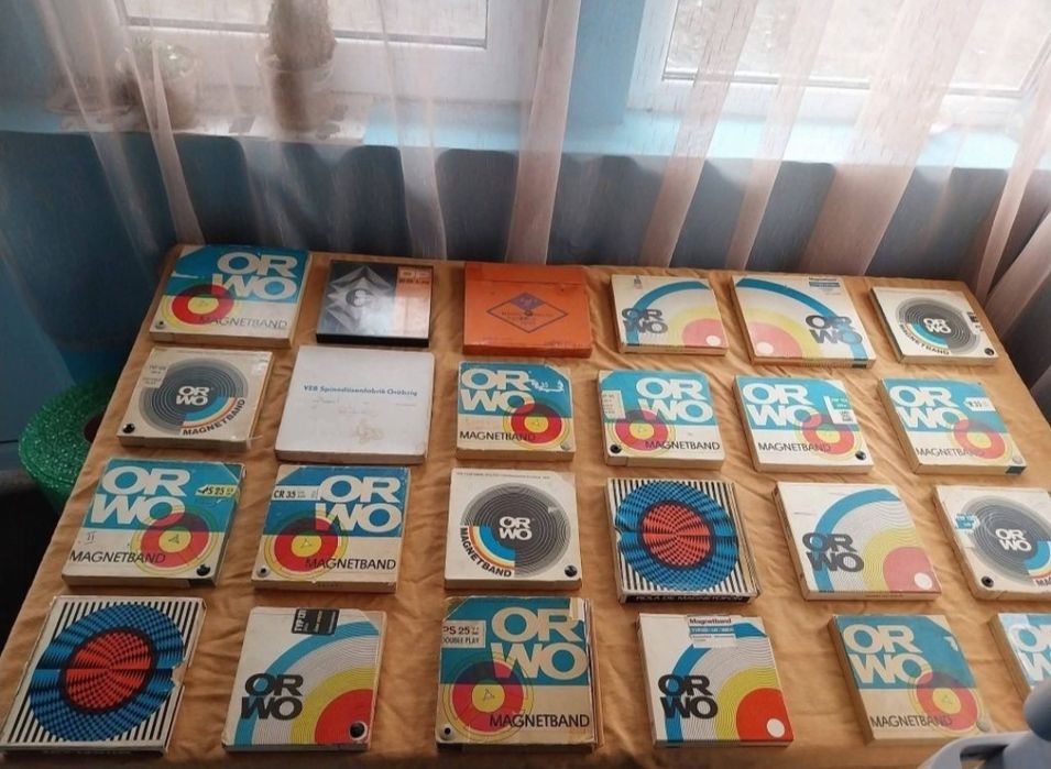 Benzi vechi de magnetofon.