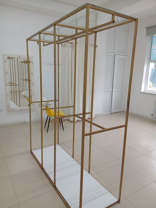 Вешалки, стеллажи.