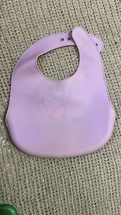 Слюнявчик силиконовый .