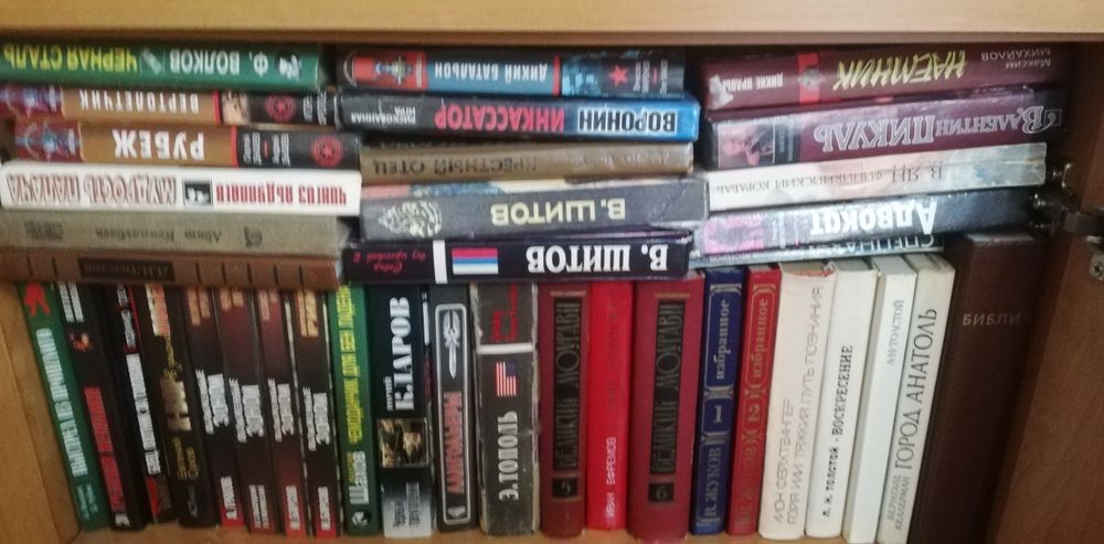 Продам книги, детективы современные.