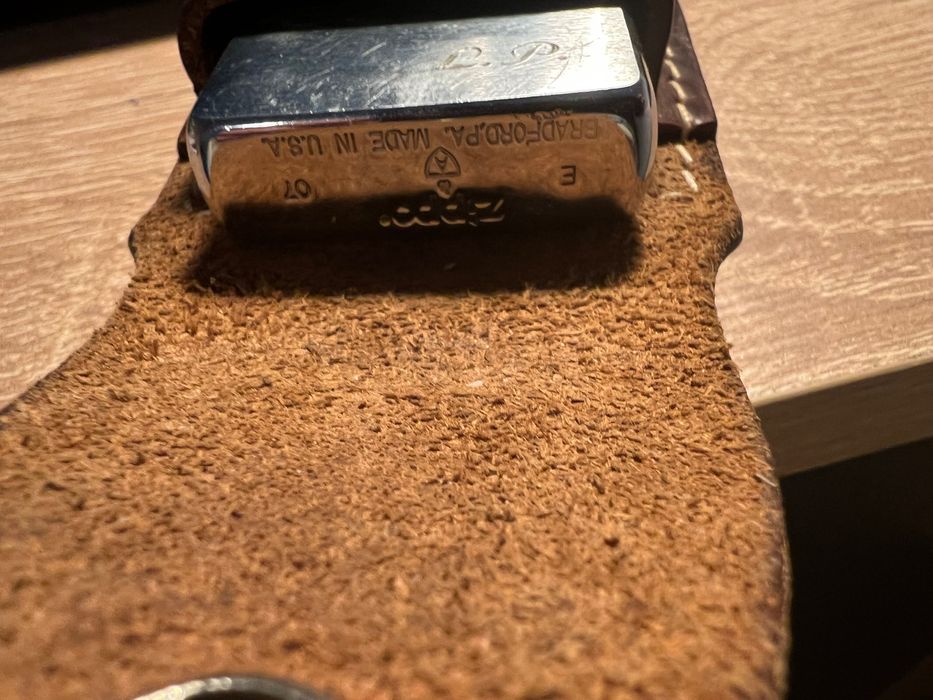 Voi vinde o brichetă de benzină Zippo cu o copertă.